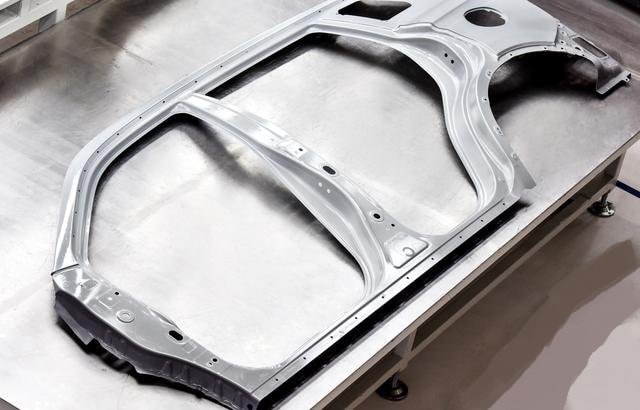 Cabeza láser 5 ejes 3D en operación